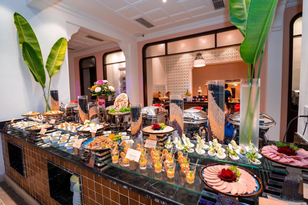 Allegro Hoi An . A Little Luxury Hotel & Spa Extérieur photo A buffet at a hotel
