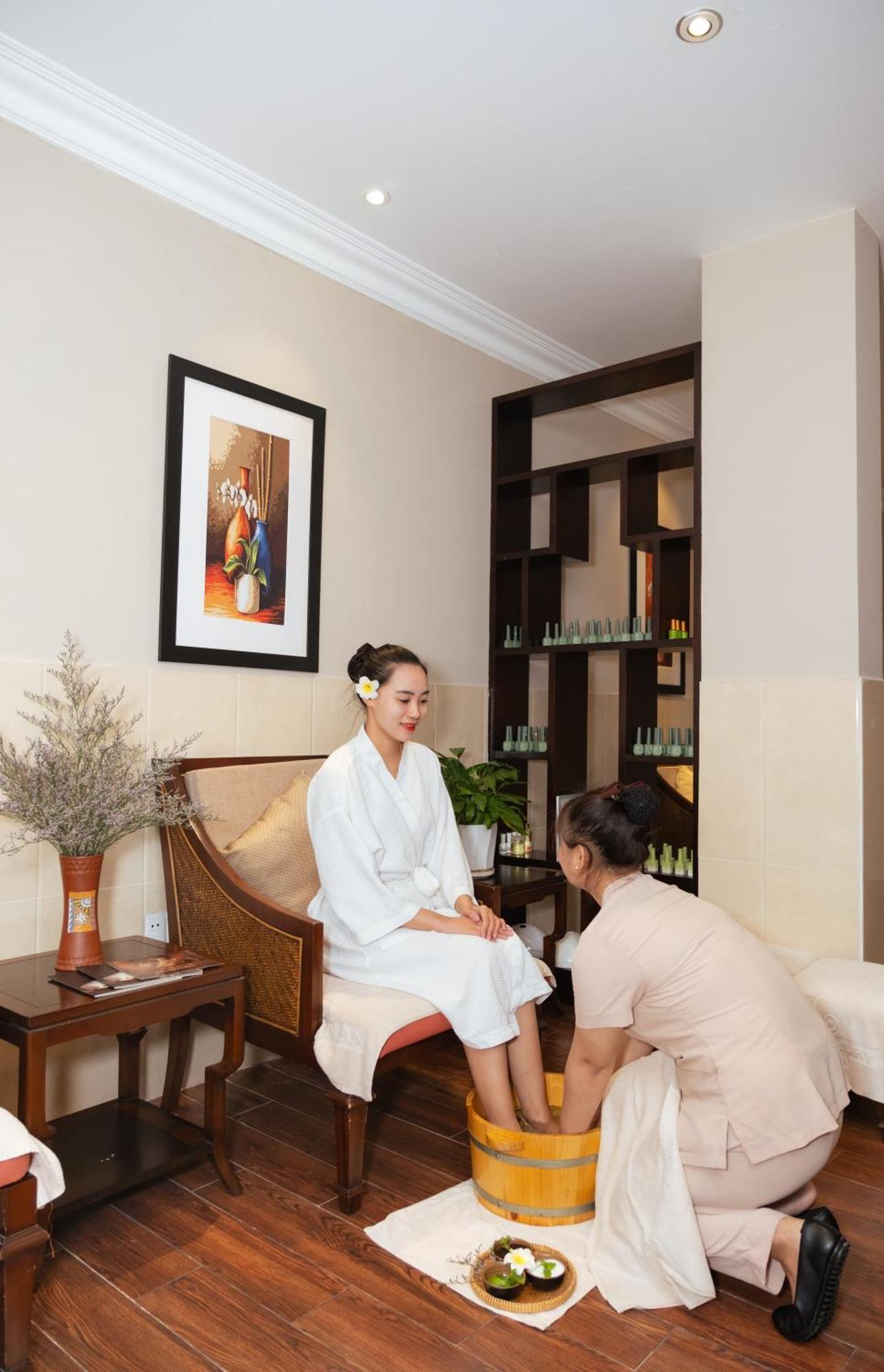 Allegro Hoi An . A Little Luxury Hotel & Spa Extérieur photo A foot massage