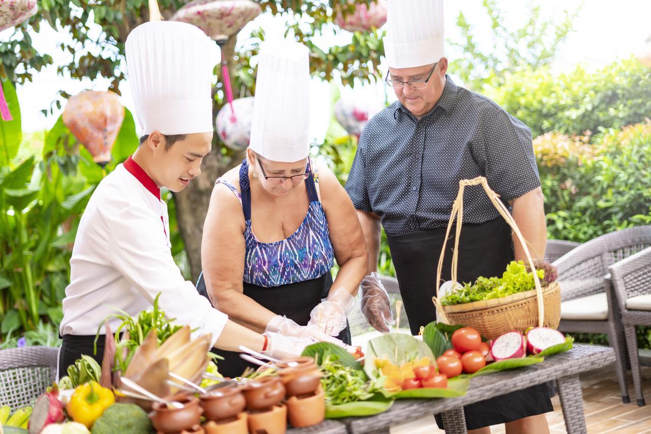 Allegro Hoi An . A Little Luxury Hotel & Spa Extérieur photo A couple learning to cook Thai cuisine