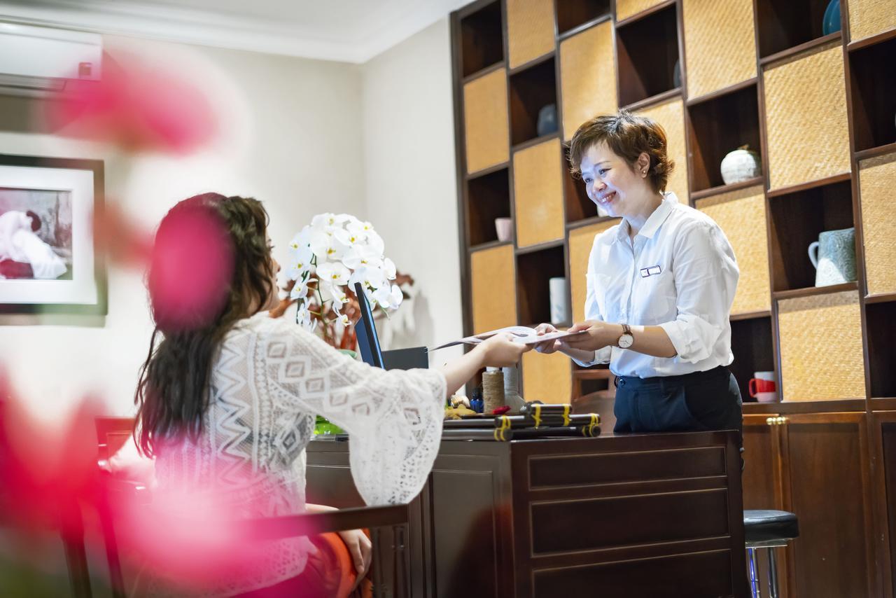 Allegro Hoi An . A Little Luxury Hotel & Spa Extérieur photo A guest checking in at the hotel